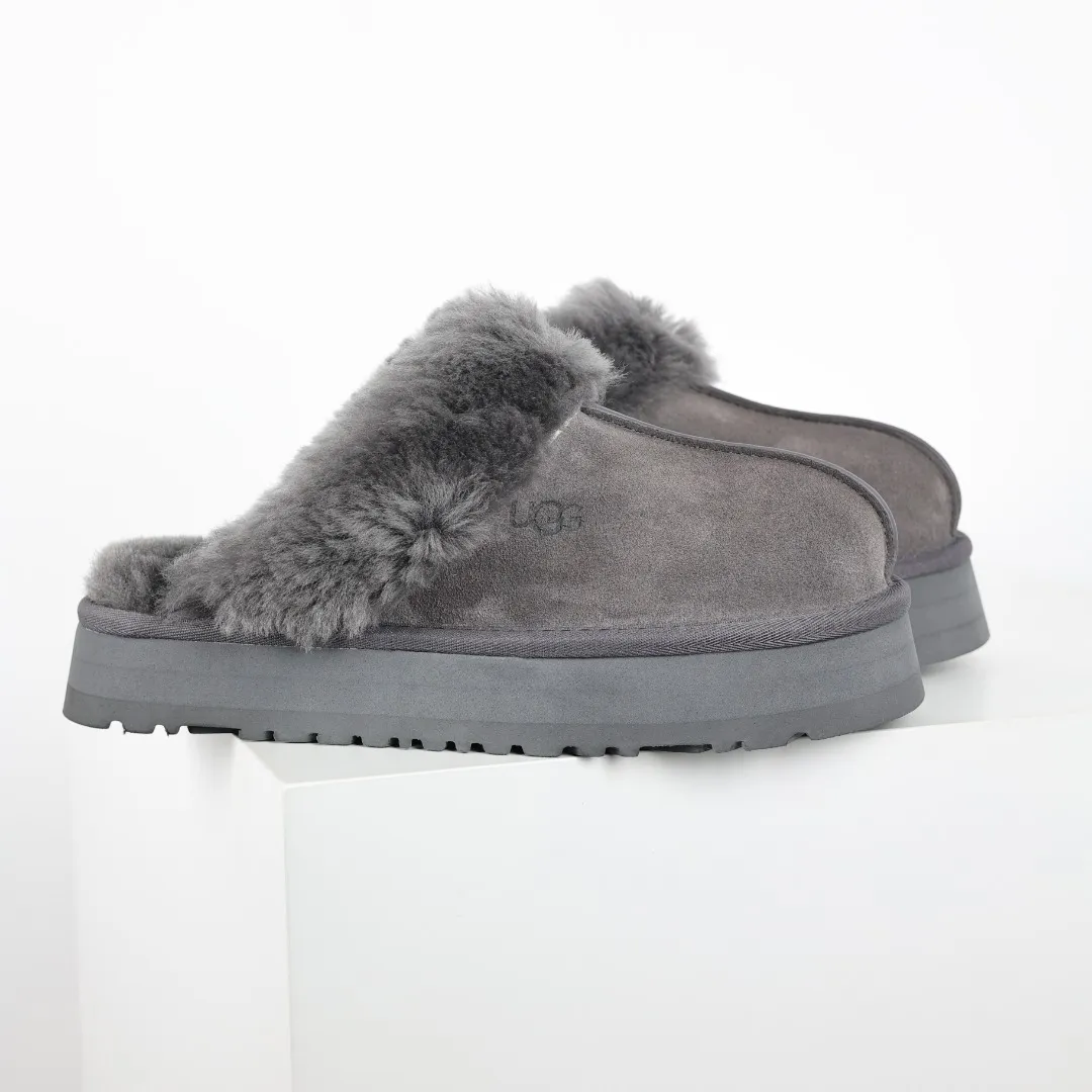 Pick up locally 💰520 Core recommendation with good price In recent years, uug has launched a series of styles, which are partially geared towards the preferences of young consumers and have also moved to the forefront of fashion trends. Shoe body material: water-repellent coated suede upper, 17mm UGGPURE™ implanted wool insole, lightweight non-slip and comfortable rubber outsole, with brand LOGO and trademark, with full packaging Size: 35 36 37 38 39 40